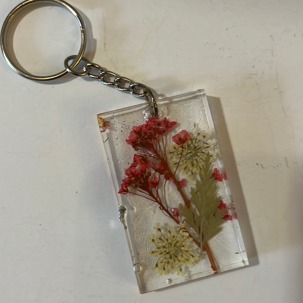 NWOT Hand Crafted Dried Flowers Resin Key Chain